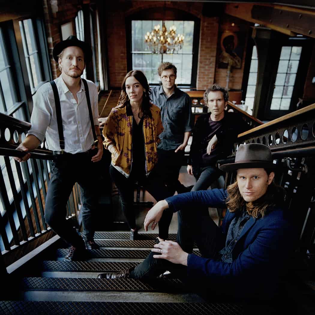 The Lumineers © Danny Clinch || L TO R: Jeremiah Fraites, Lauren Jacobsen, Stelth Ulvang, Byron Isaacs, Wesley Schultz