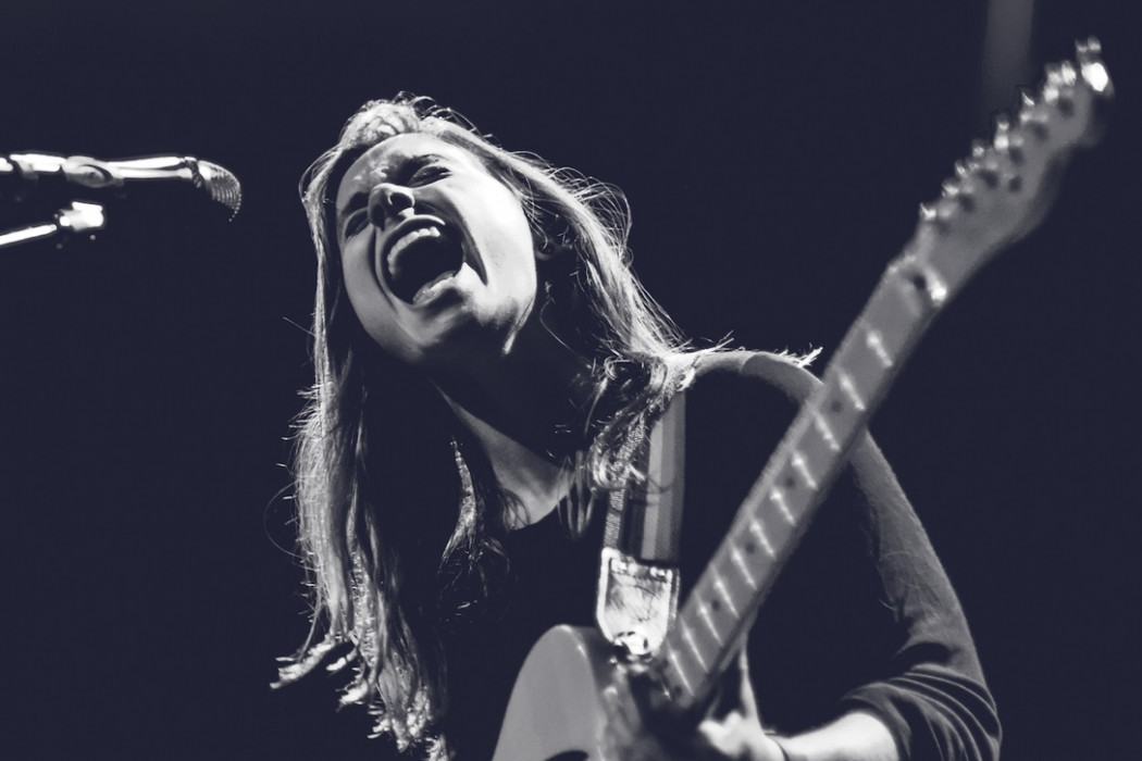 洋楽 JULIEN BAKER/RED DOOR CONVERSATION Review: Julien Baker's Modern Gospel in “Red Door
