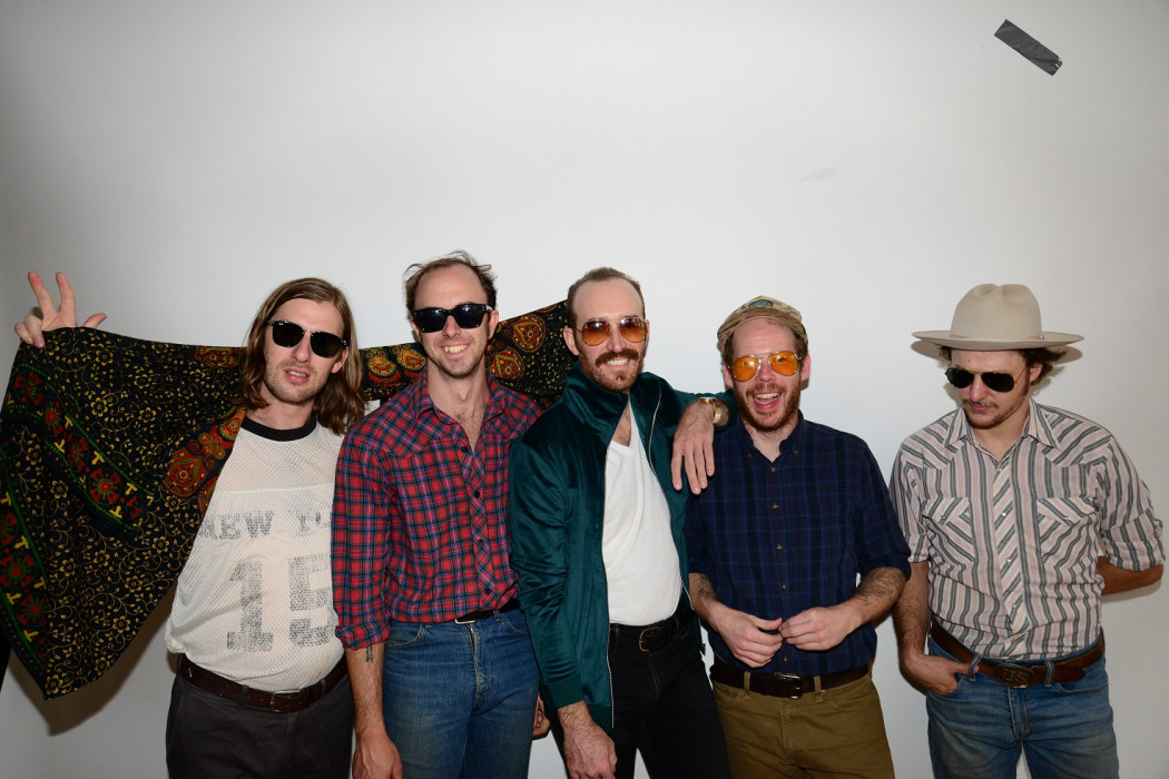 Mail The Horse © Shervin Lainez