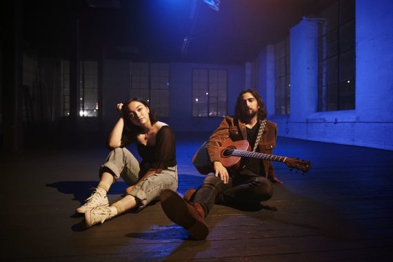 Noah Kahan & mxmtoon collaborate on "Pride" © Jenny Alice Watts