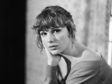 Taylor Swift 'evermore' © Beth Garrabrant