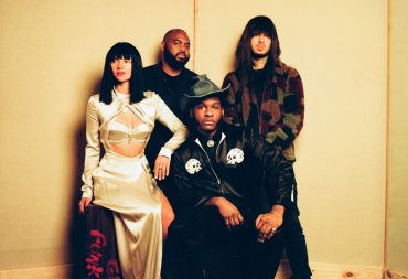 Khruangbin and Leon Bridges © Pooneh Ghana