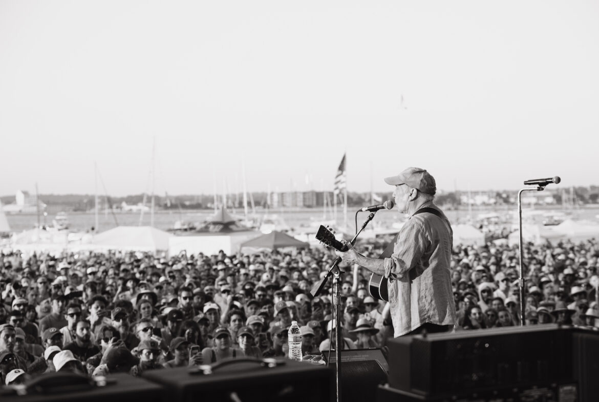 Paul Simon at the 2022 Newport Folk Festival © Rett Rogers
