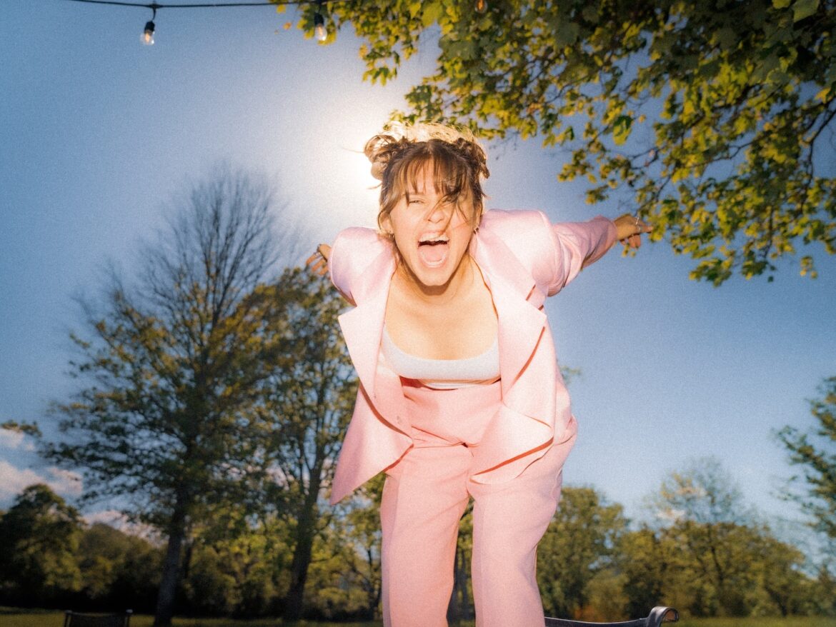 BIZZY © Maxwell Goldberg