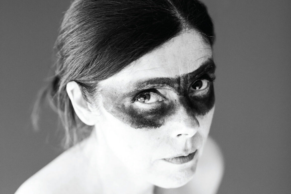 Dark Horse - Maria Wilman