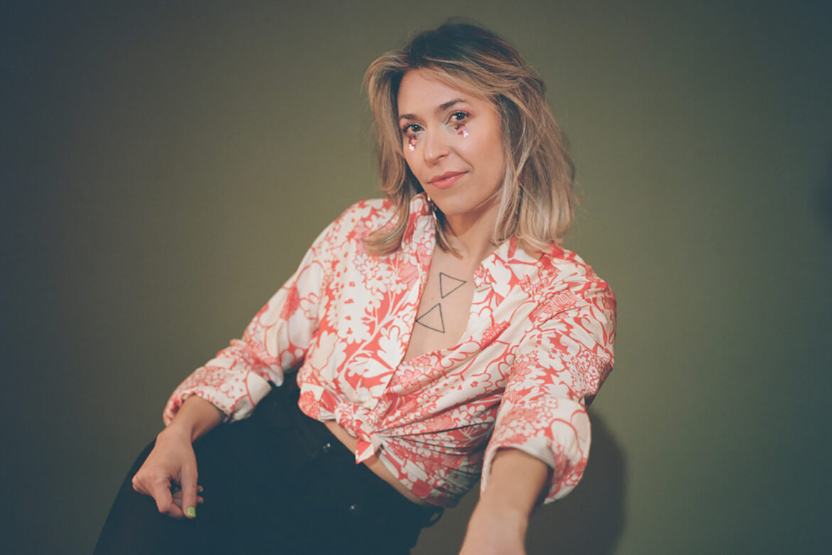 Lindsay Lou is the 'Queen of Time' © Dana Kalachnik