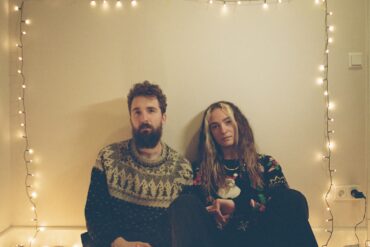 Will Knox & néomí "Christmas Song" © Liz Van Den Akker