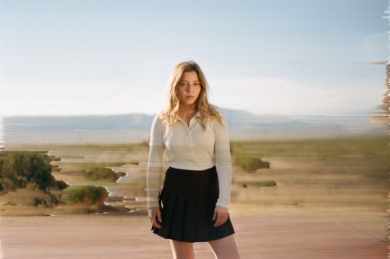 Jade Bird "Burn the Hard Drive" © Aries Moross