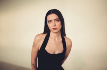 Lizzy McAlpine Ushers in a New Era with Achingly Beautiful "Older" © baeth