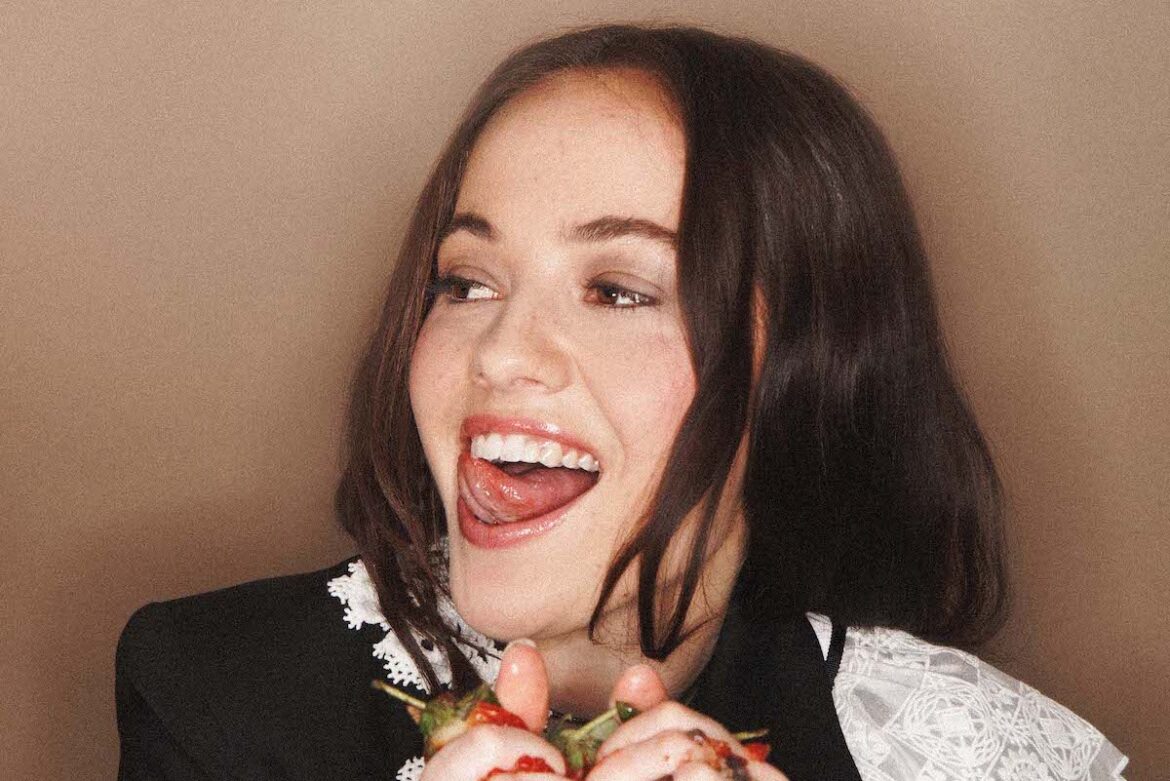 Bea and her Business 'Me vs. Me' © Lewis Vorn