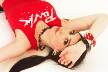 LØLØ 'falling for robots & wishing i was one' © Steph Verschuren