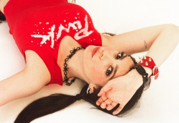 LØLØ 'falling for robots & wishing i was one' © Steph Verschuren