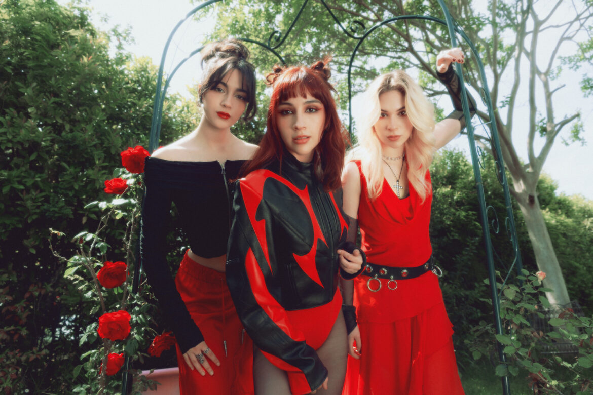 The Warning 'Keep Me Fed' © Danielle Ernst