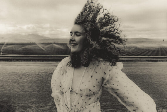 Julia Logan "Mirrors" © Olof Grind