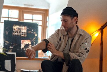 Novo Amor's Ali Lacey in his art room © 2024