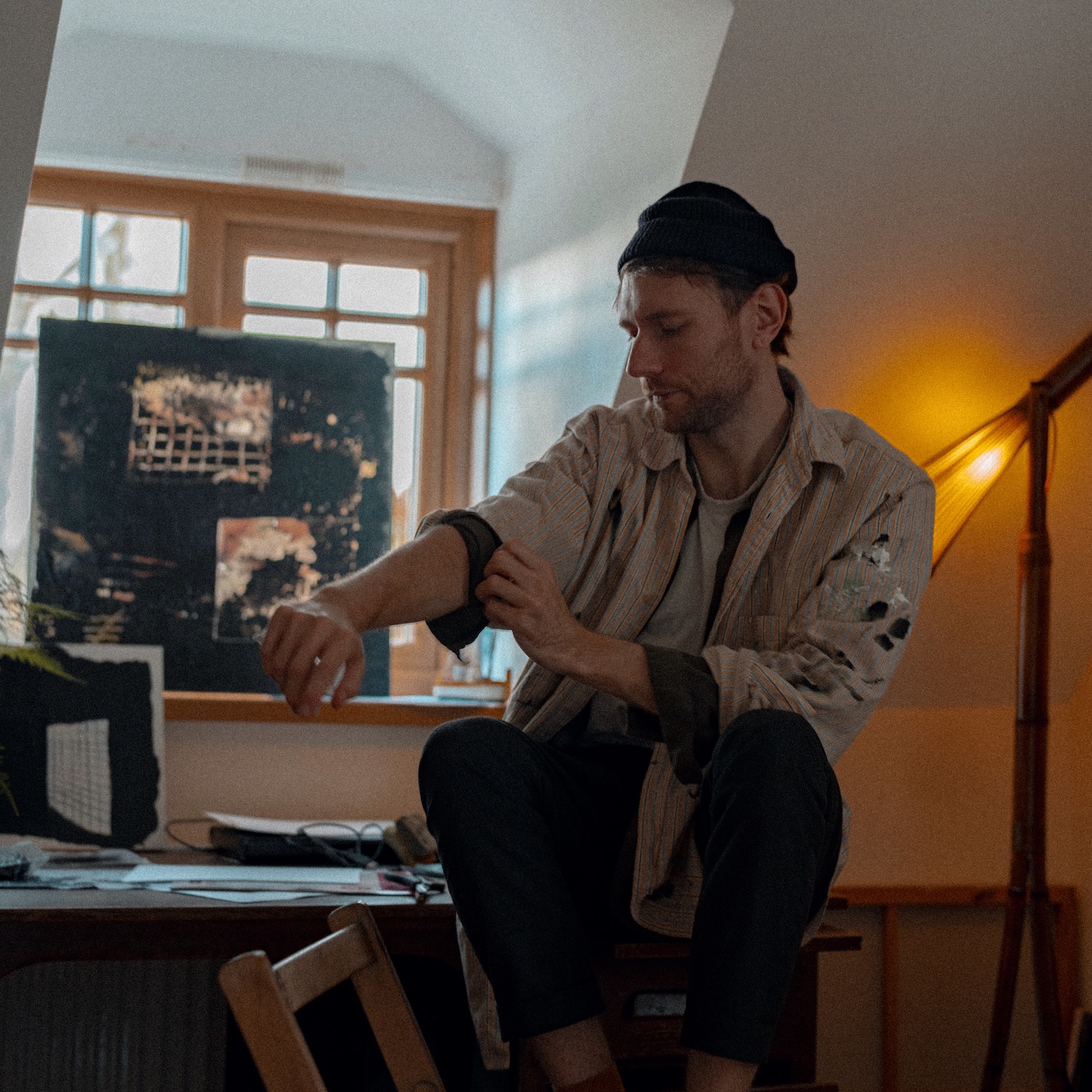 Novo Amor's Ali Lacey in his art room © 2024
