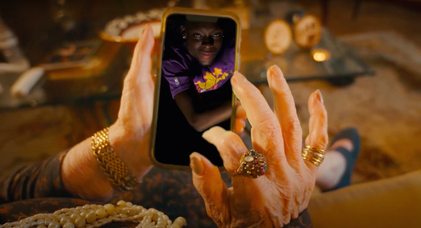 Gosha Guppy "911 (Sex Through WhatsApp)" © Milo Hume