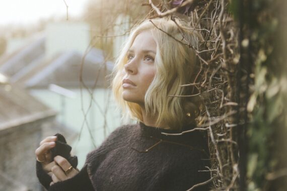 Nina Nesbitt 'Mountain Music' © Wolf James