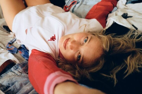 Jo Hill "ZOOM OUT" © Phoebe Fox