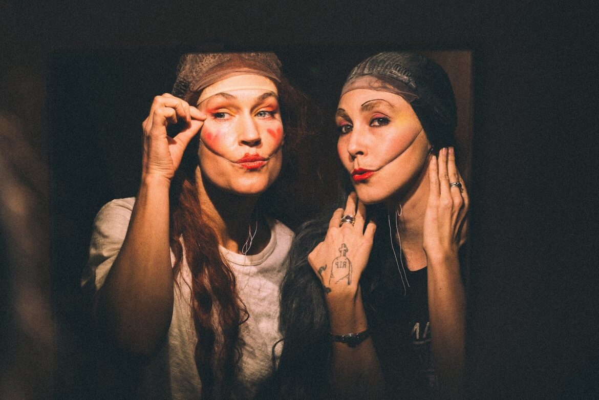 CocoRosie: (L) Sierra Casady, (R) Bianca Casady © Daria Miasoedova