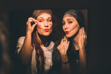 CocoRosie: (L) Sierra Casady, (R) Bianca Casady © Daria Miasoedova