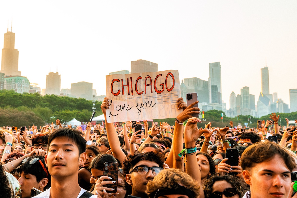 Djo crowd at Lollapalooza 2025 © Pooneh Ghana