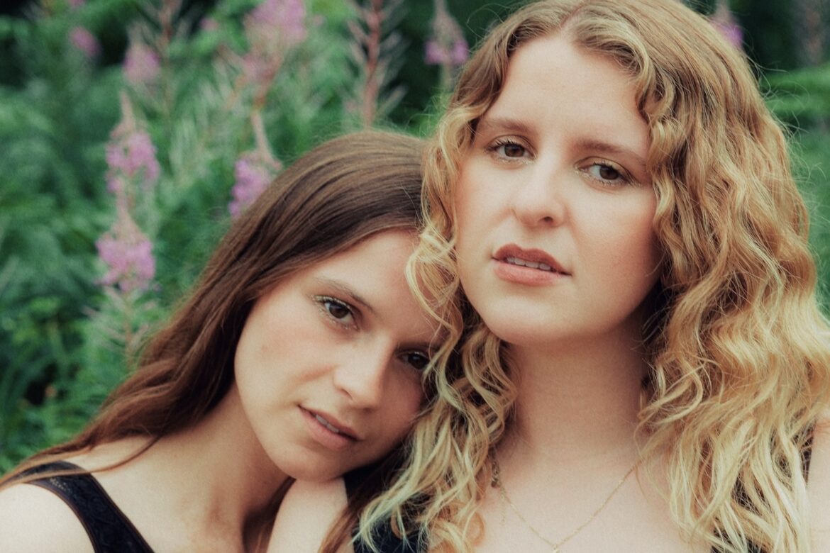 Hannah Grace and Gabrielle Aplin © Nat Michele