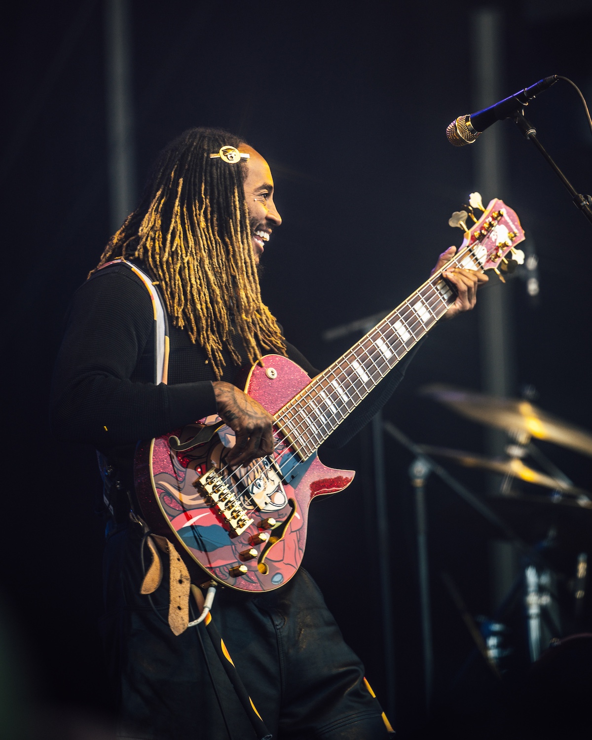 At Outside Lands 2025, Thundercat lit up the Lands End stage with a sun-drenched set full of feel-good grooves. Clad in all black and sporting long, ombre locks, he rolled through hits like “Them Changes” (2017) and “Dragonball Durag” (2022), dropped one brand-new song, and teased that more tracks are on the way. © Alive Coverage