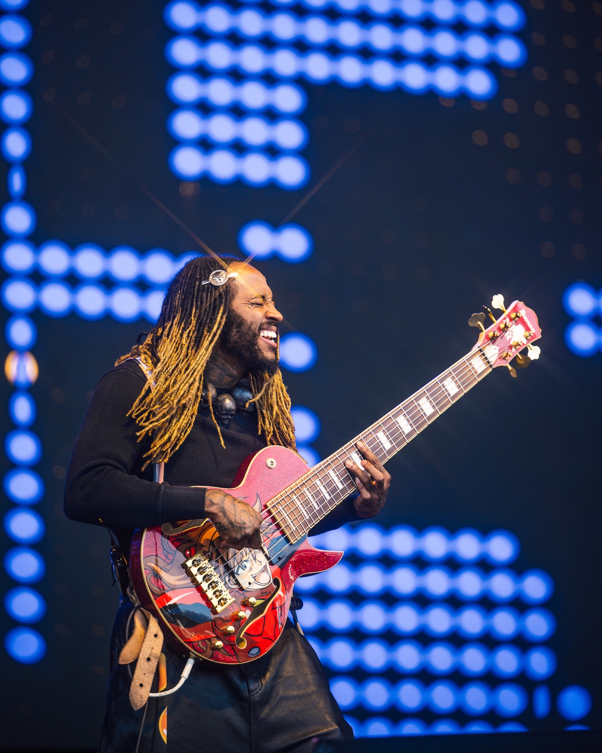 Outside Lands 2025 marked Stephen “Thundercat” Bruner’s return to San Francisco after nearly four years, and he came armed with virtuosic bass solos, anime references, and his trademark cosmic humor (“This one’s for the cats… literally”). Midway through the set, he slipped into “A Fan’s Mail (Tron Song Suite II)” complete with playful meows, before closing with a ferocious, extended version of “Them Changes.” © Alive Coverage