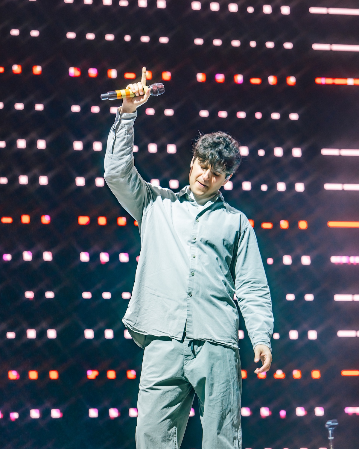 In April 2024, Ezra Koenig and Vampire Weekend released their fifth studio album, Only God Was Above Us, kicking off the world tour on Koenig’s 40th birthday during a total solar eclipse. Known for spontaneity, Koenig even led the band in fan-requested covers mid-set, from Phish deep cuts to Billy Joel classics. © Alive Coverage