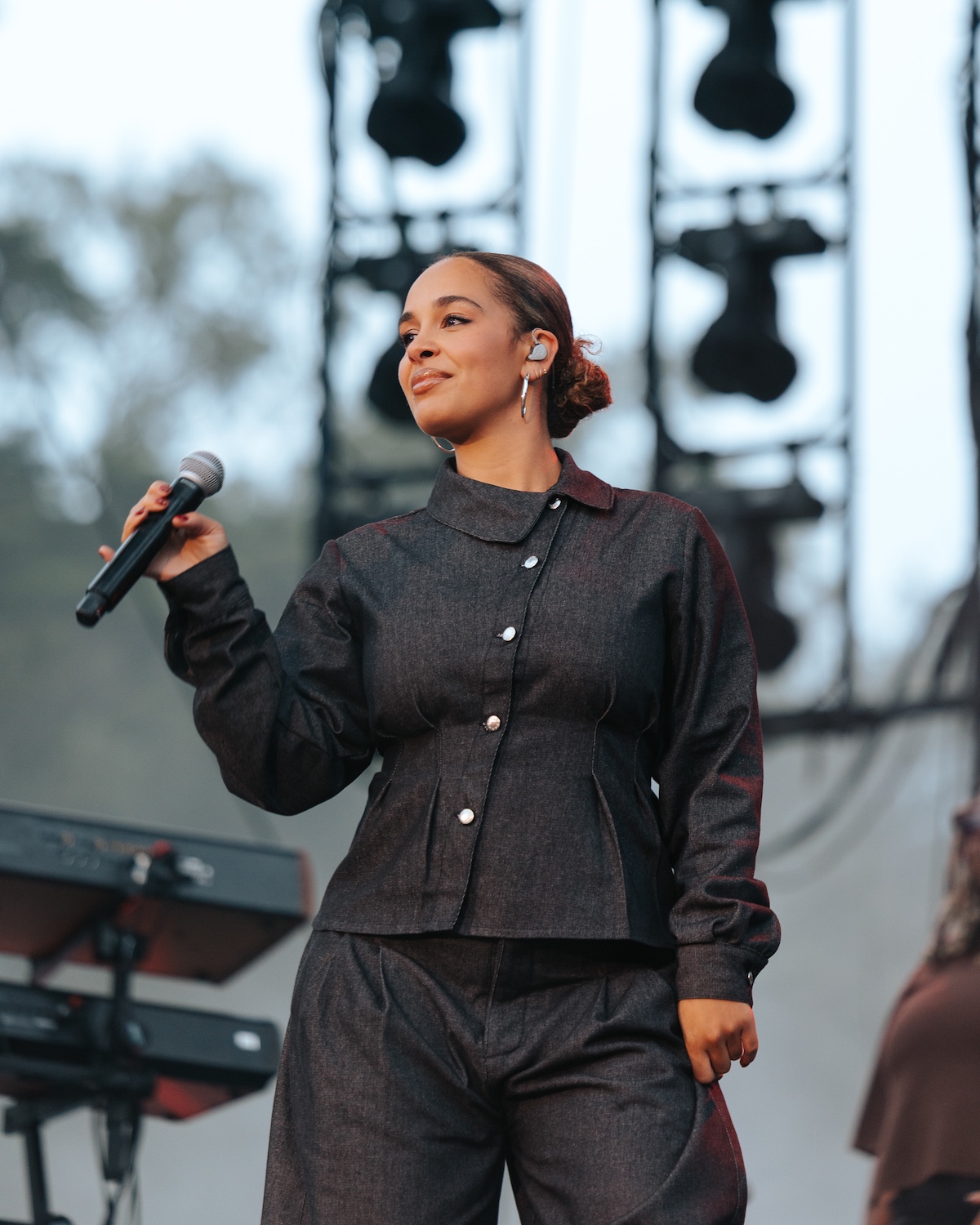 In early 2025, Jorja Smith released the shimmering, dance-floor-ready single “With You,” following the groove-heavy “The Way I Love You.” Her Outside Lands set mirrored her Glastonbury and Kalorama festival performances, weaving sultry R&B with UK garage and dancehall, while showcasing her commanding stage presence. © Alive Coverage