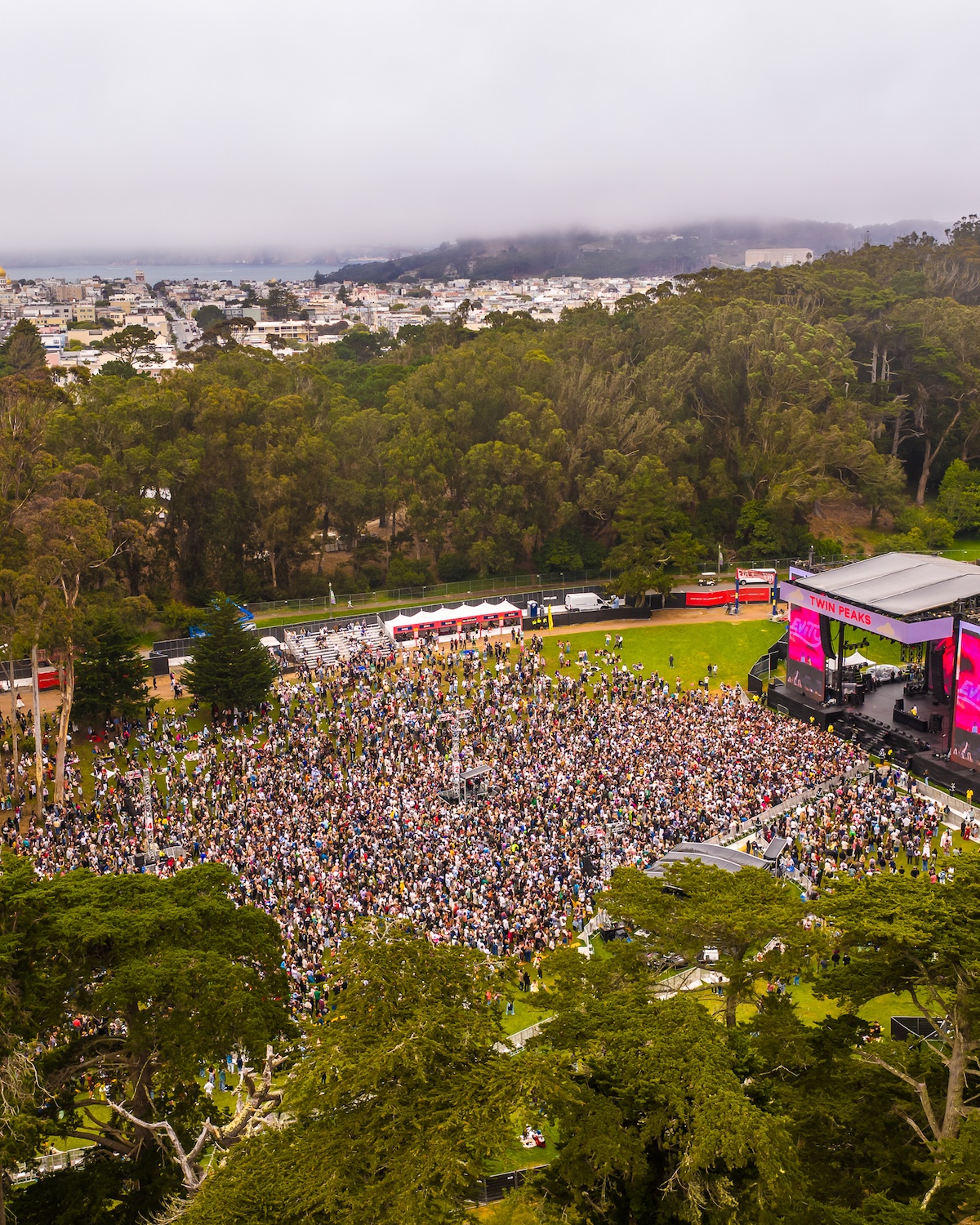 Across three packed days, Outside Lands 2025 turned Golden Gate Park into a living soundtrack—where Bay Area locals and travelers alike wove between stages, food stalls, and art installations, catching everything from sunrise guitar riffs to fog-soaked midnight DJ sets. © Alive Coverage