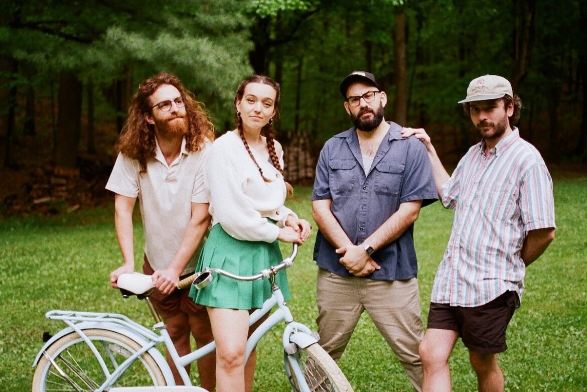 Coral Moons "Apartment" © Amber Layton