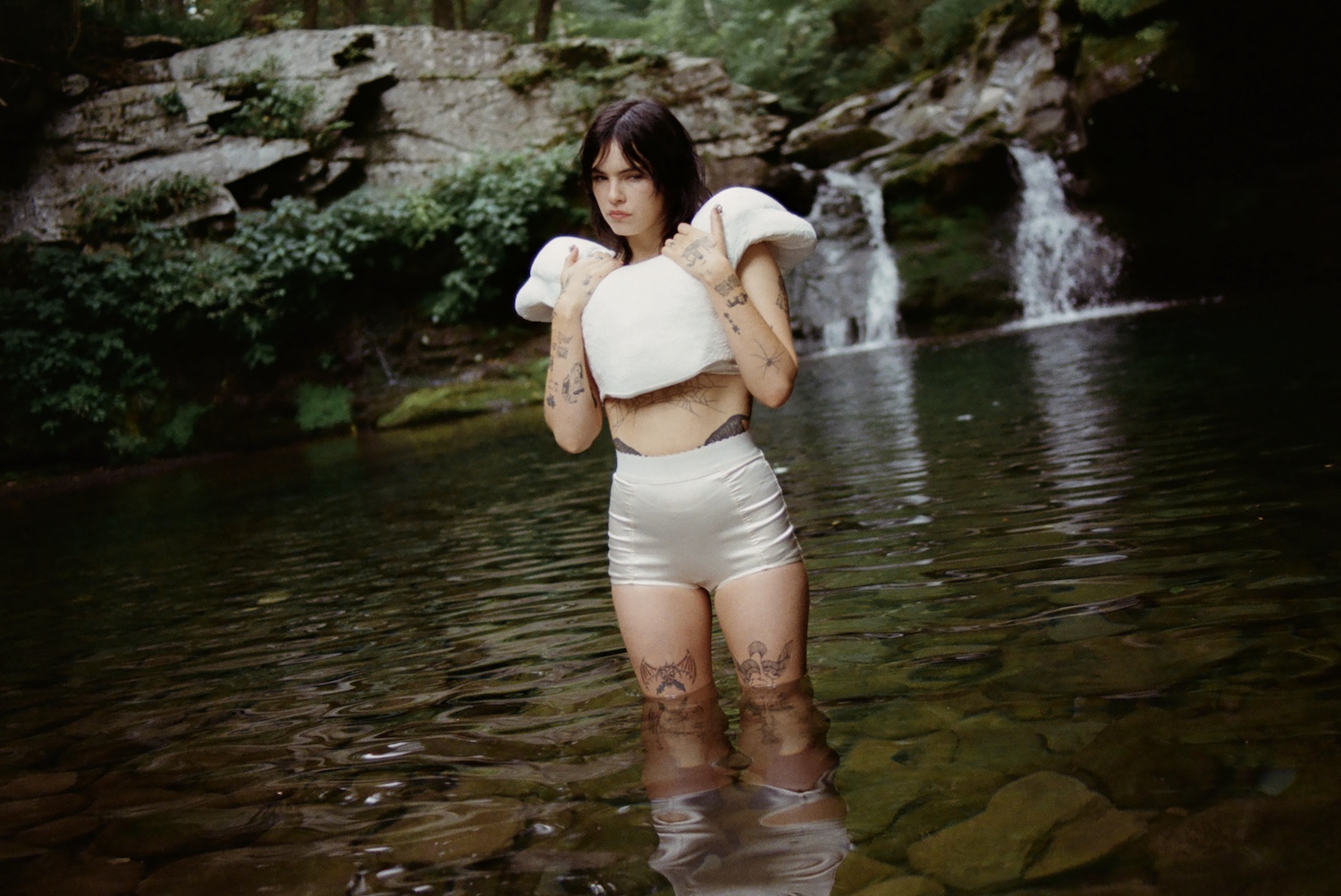 BENEE 'Ur An Angel I’m Just Particles' © Jorge Rico