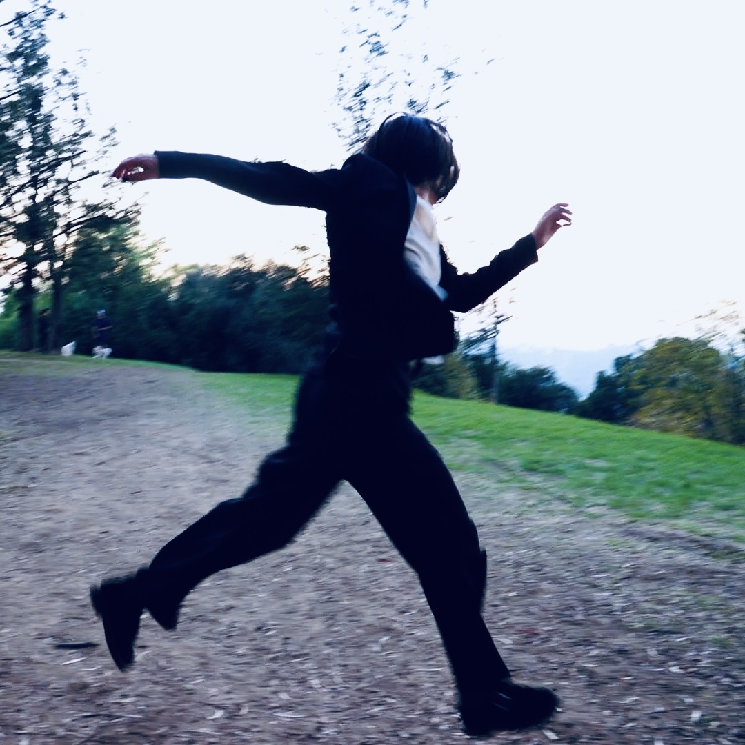 Izzy Outerspace "Closer" © 2025