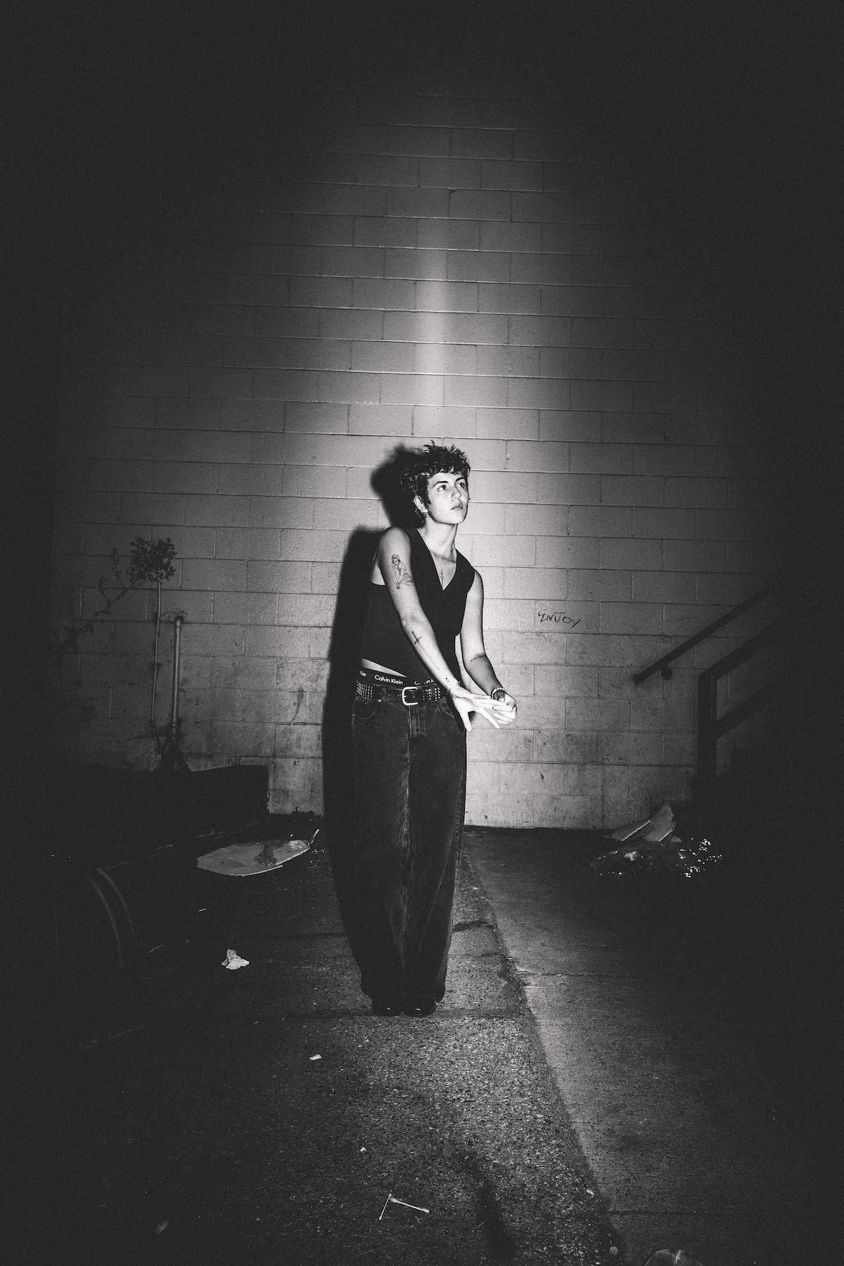 Deadbeat Girl © Ashley Crichton