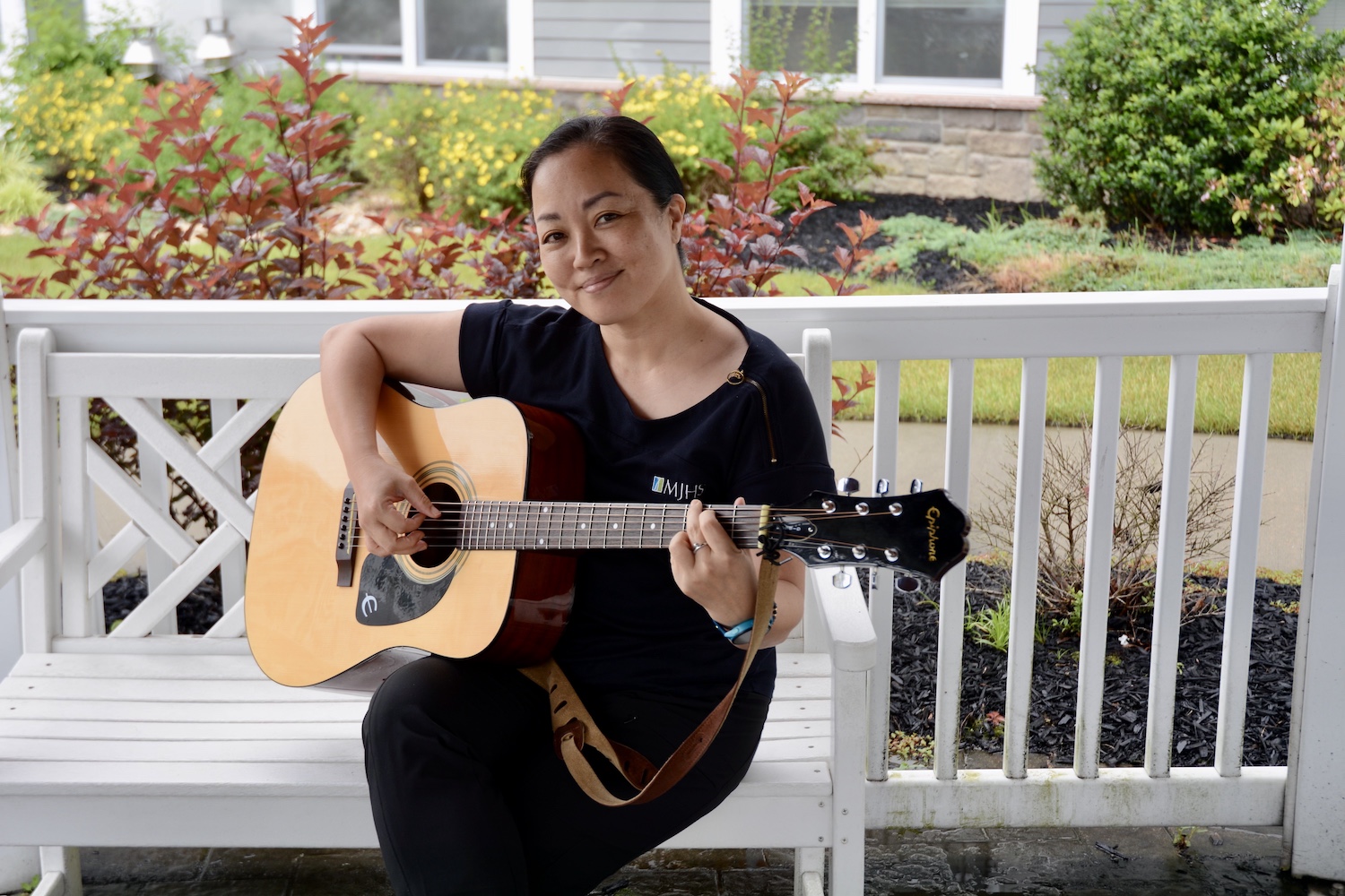 Yuzuko DeGrottole strums in The Bristal’s courtyard © Bella Bromberg