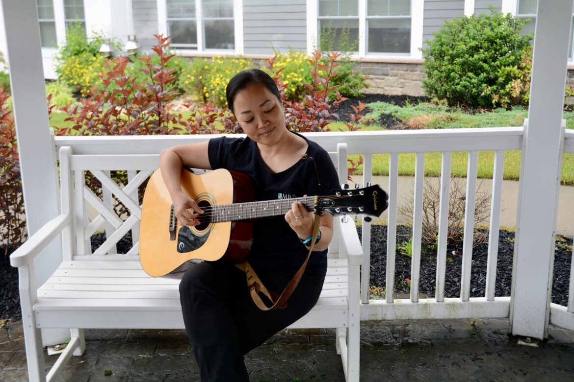 Yuzuko DeGrottole strums in The Bristal’s courtyard © Bella Bromberg
