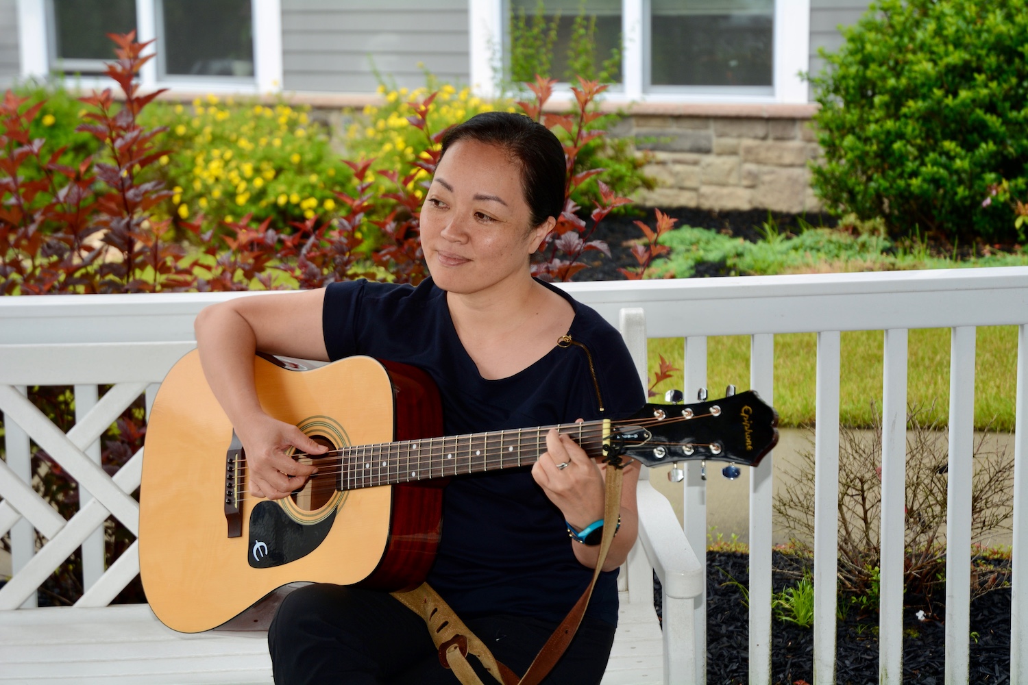 Yuzuko DeGrottole strums in The Bristal’s courtyard © Bella Bromberg