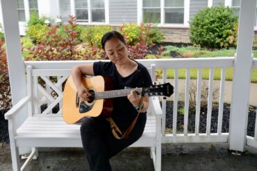 Yuzuko DeGrottole strums in The Bristal’s courtyard © Bella Bromberg