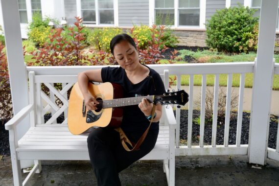 Yuzuko DeGrottole strums in The Bristal’s courtyard © Bella Bromberg