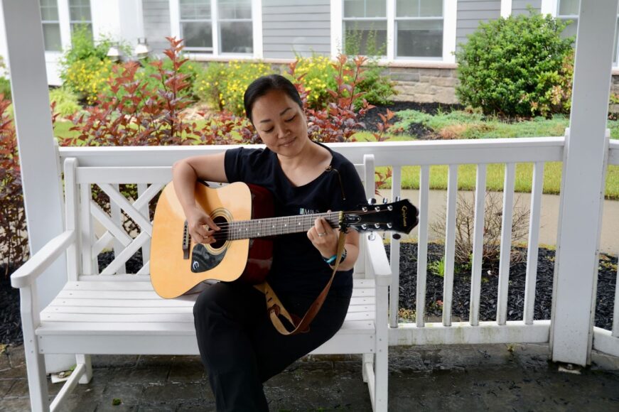 Yuzuko DeGrottole strums in The Bristal’s courtyard © Bella Bromberg