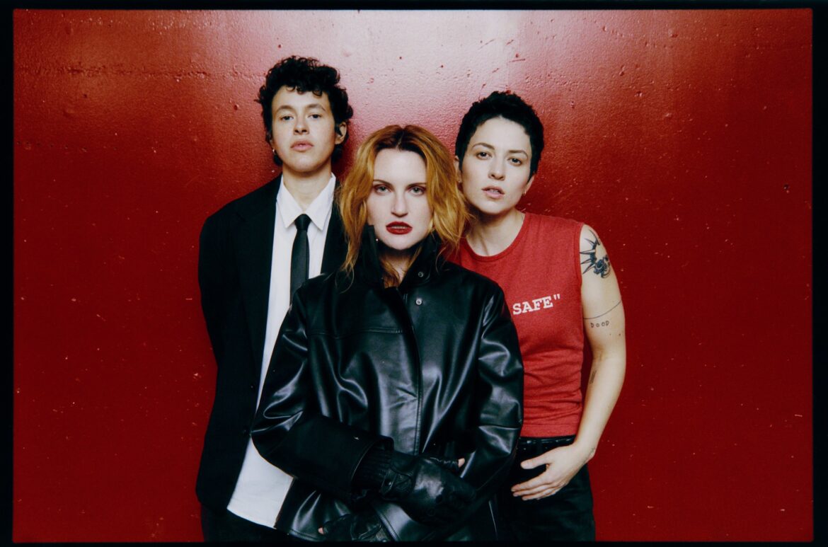 MUNA "Dancing on the Wall" © Dean Bradshaw