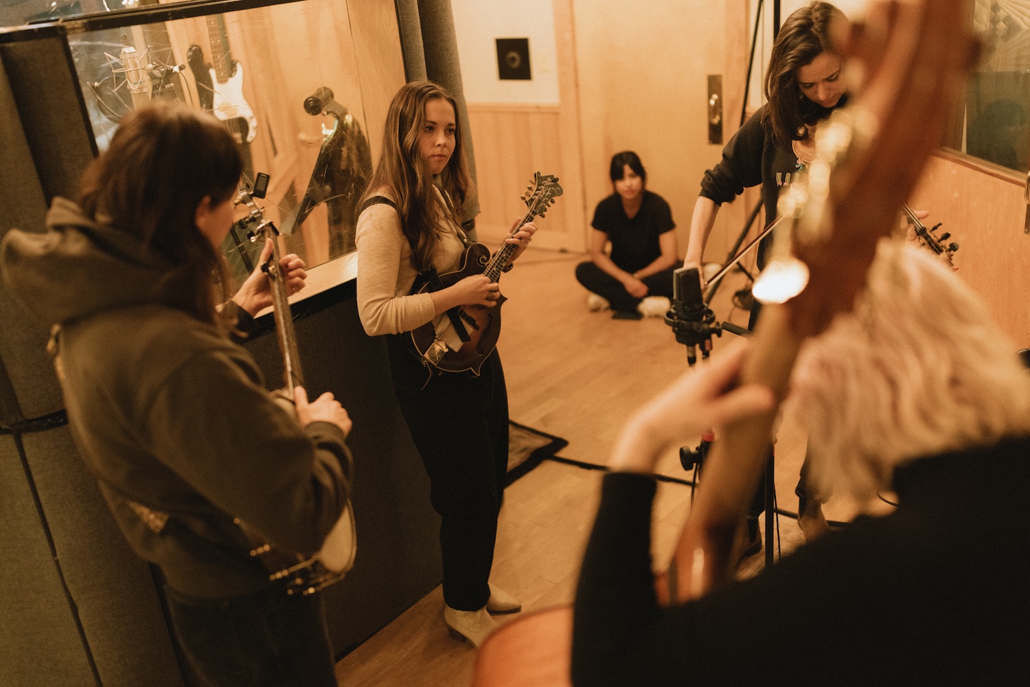 (L to R) Allison de Groot, Sierra Hull, Shani Gandhi, Brittany Haas, and Emma Rose © Sawyer Gieseke