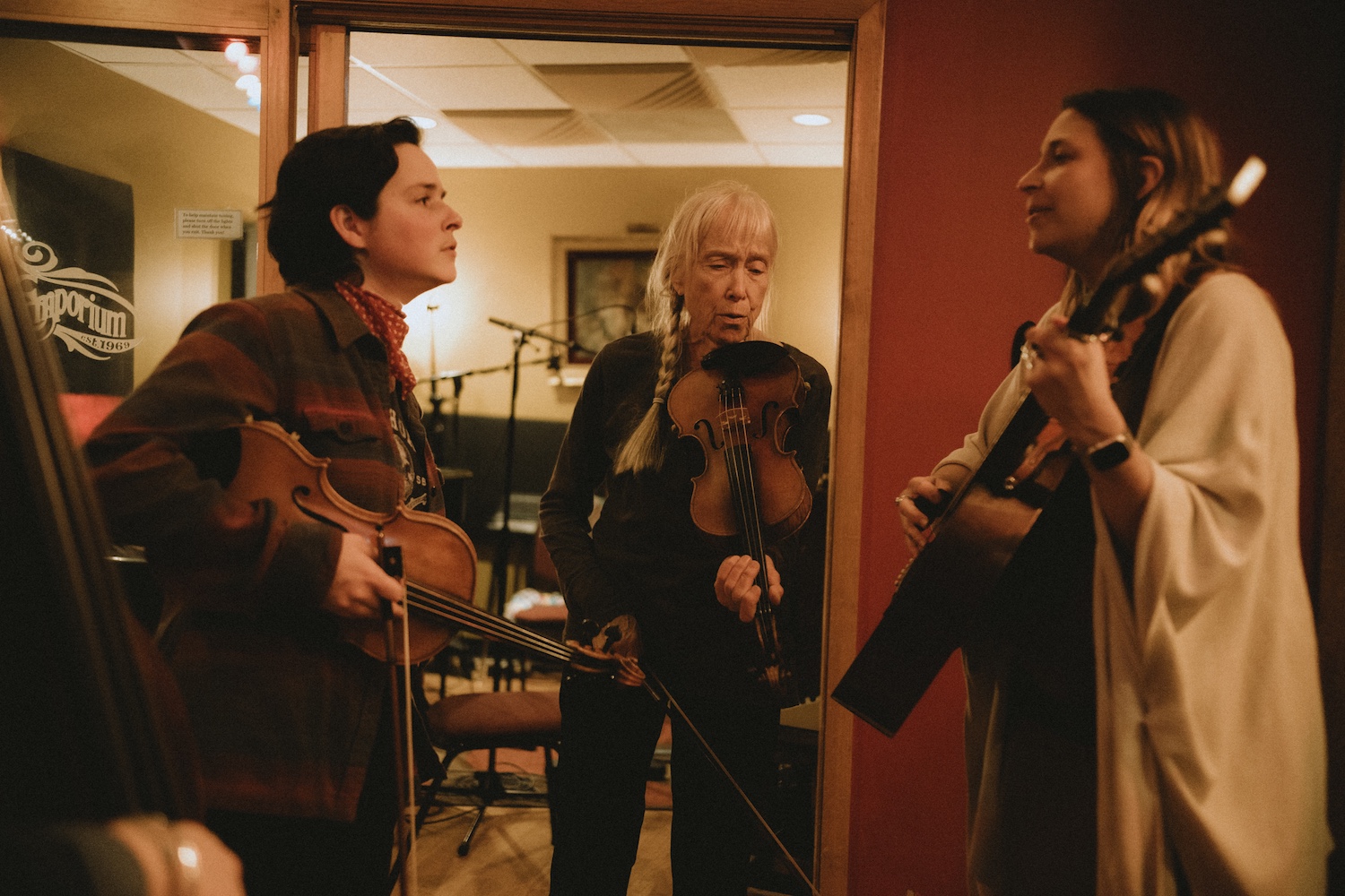 (L to R) Tatiana Hargreaves, Laurie Lewis, and Lindsay Lou © Sawyer Gieseke
