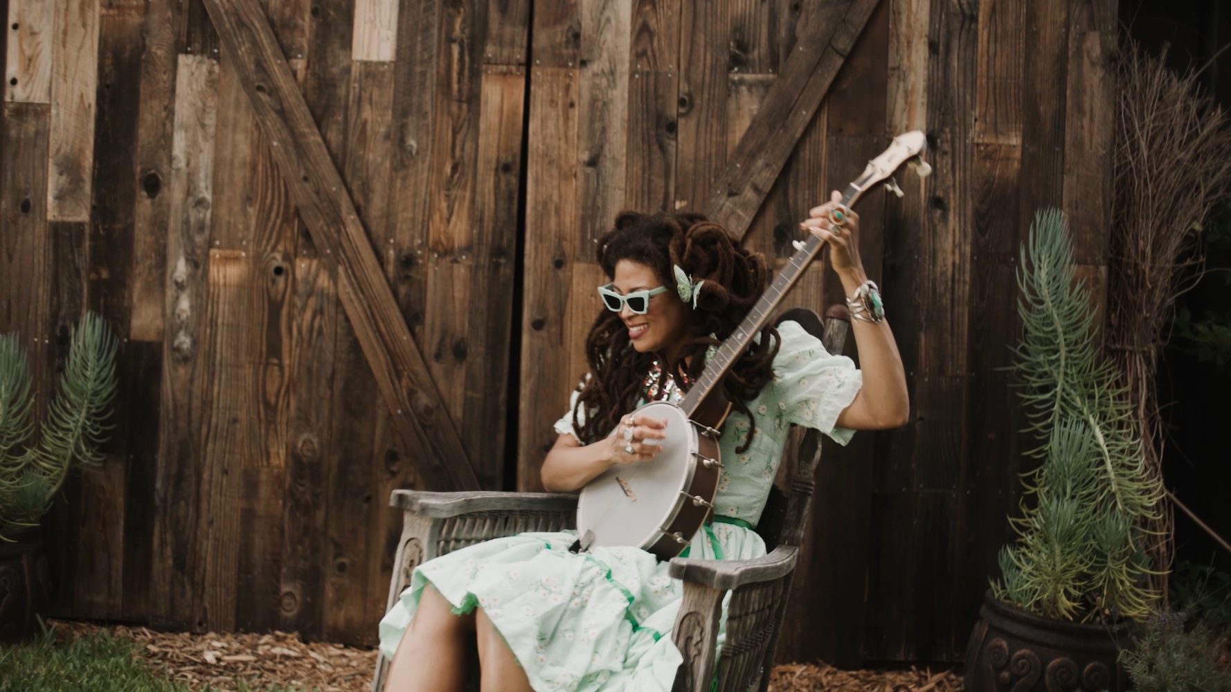 Valerie June "Trouble In Mind" video still